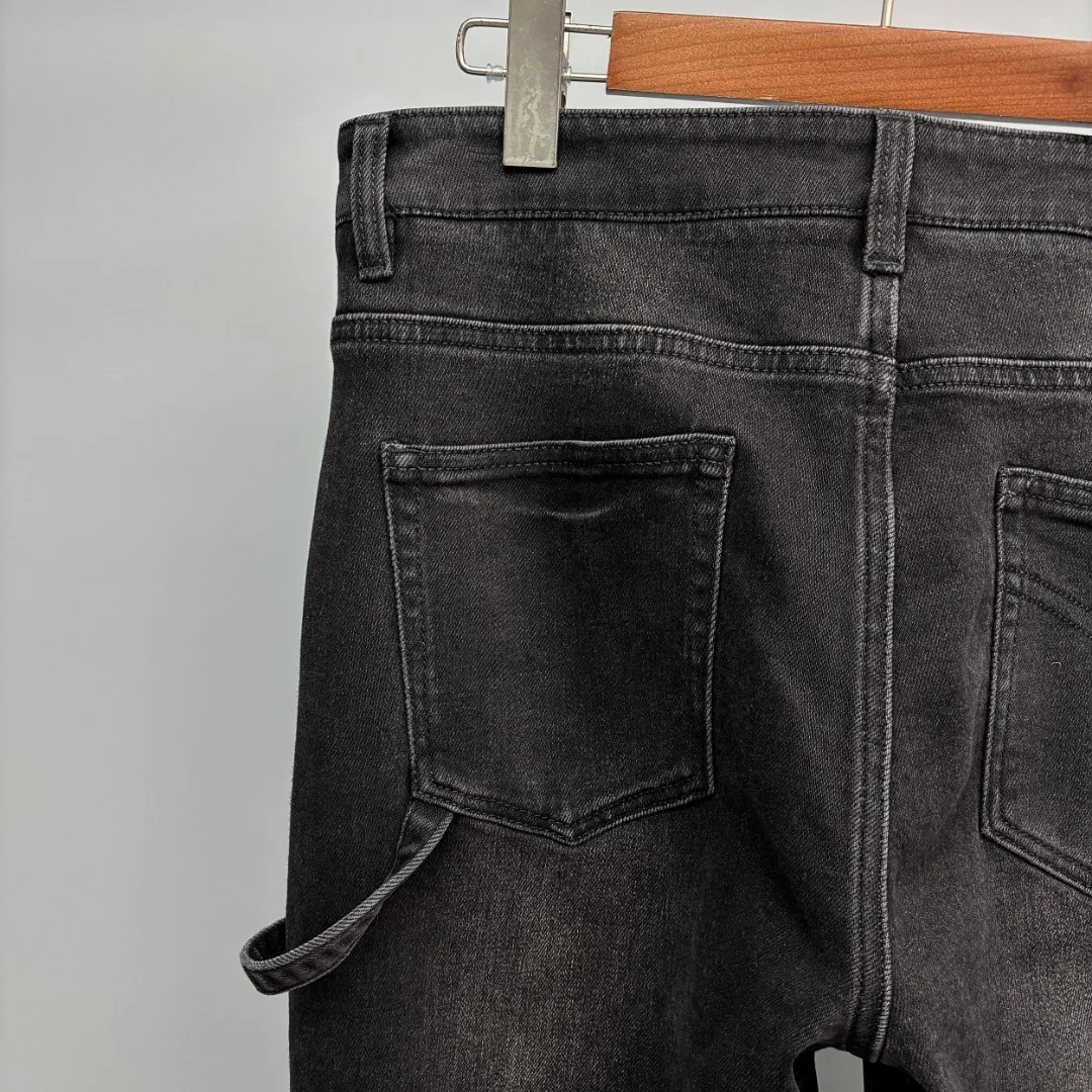 P390 Chrome Hearts/Chrome Hearts Straight-leg jeans are mainly made of high-quality high-quality cotton fiber. Fabrics with high cotton content have good moisture absorption and breathability. A small amount of spandex fiber is supplemented to increase the elasticity of the fabric and make the denim clothing fit the body better. It is comfortable to wear and not easy to deform. The yarn of high-quality denim is uniform, smooth and free of impurities. The surface of the woven fabric is smooth, delicate and clear. Zinc alloy placket buttons are embossed with Chrome Hearts logo. The embellishment of the customized 1:1 Crocodile leather label gives the upper body of the jeans a unique accent. The leather label on the waist and the details of the placket buttons echo the overall style. It is highly suitable for commuting. The neat trouser line and drape arc give a relaxed and high-end feel. Size: XS-2XL